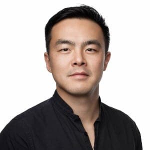 Geoffrey Woo的白底黑衬衫肖像