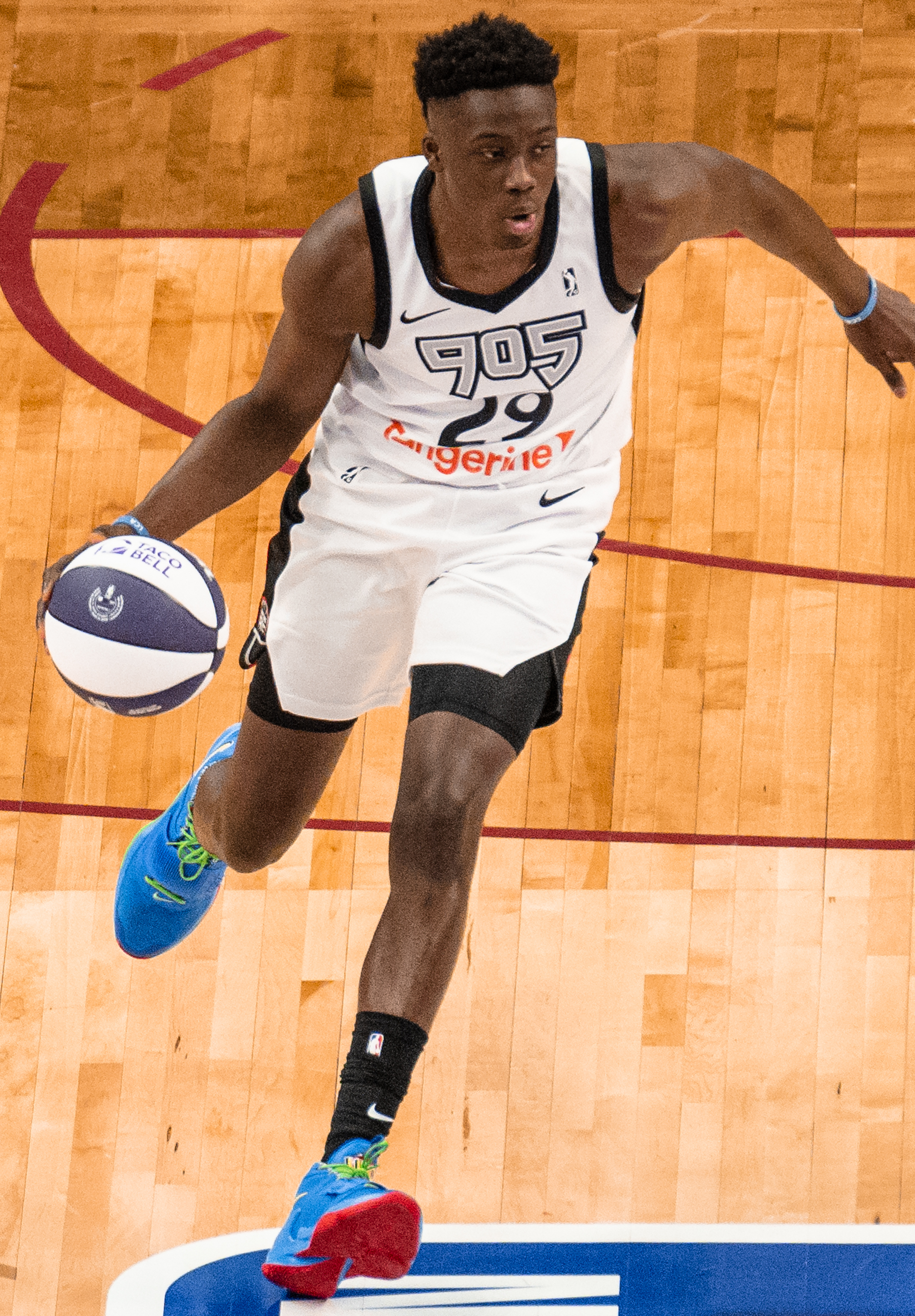 Alex Antetokounmpo在籃球場上運球