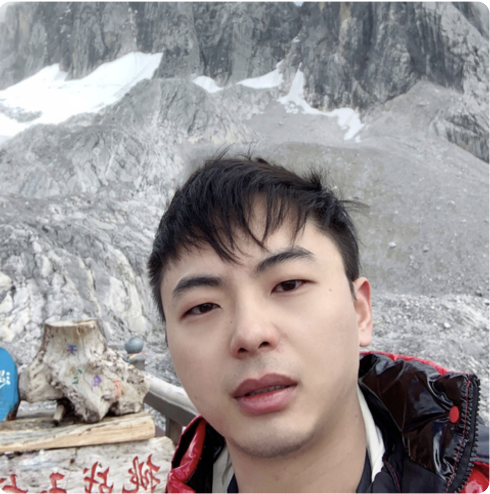 Forest Bai在山地背景前的照片