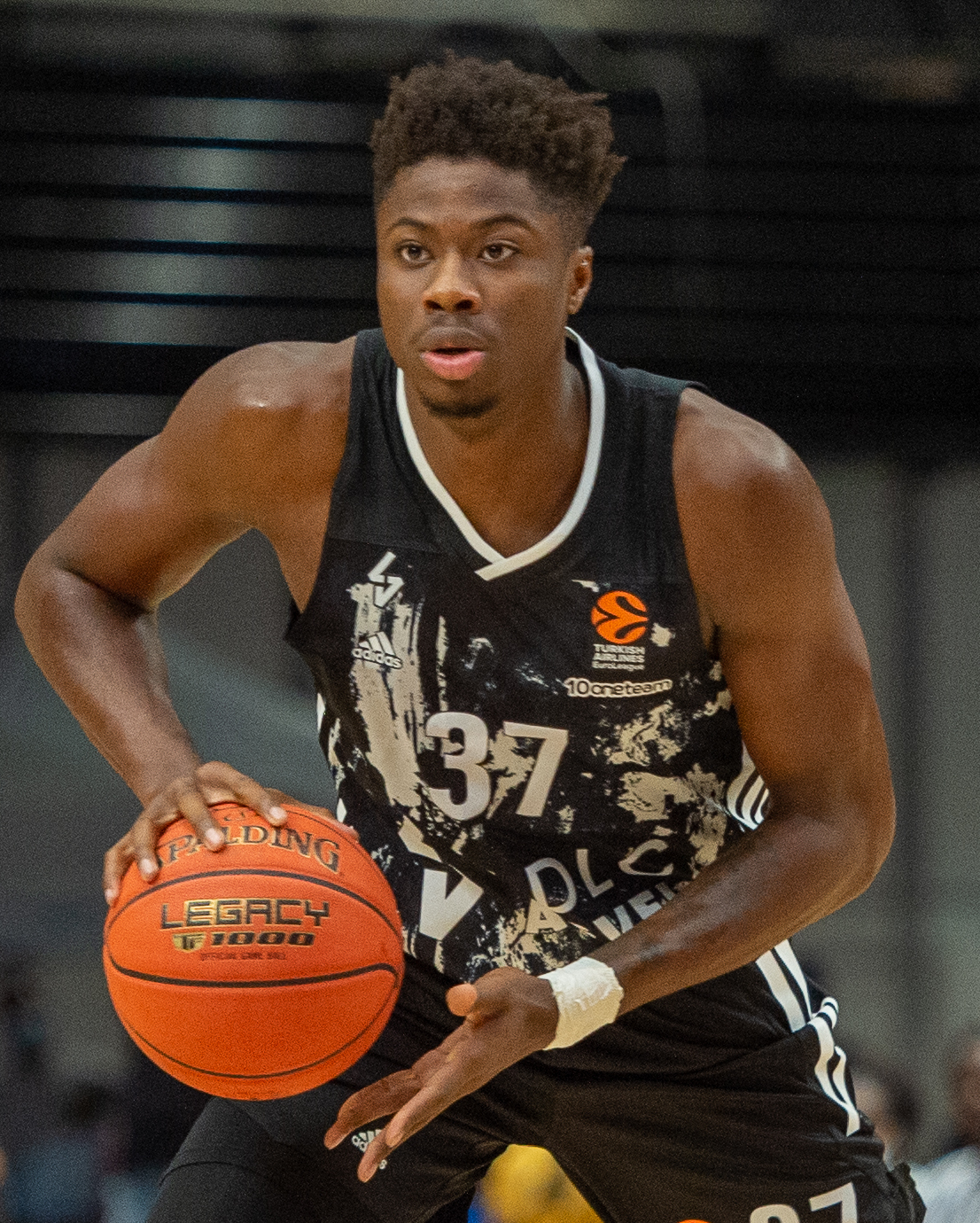 Kostas Antetokounmpo在2021年比賽中持球