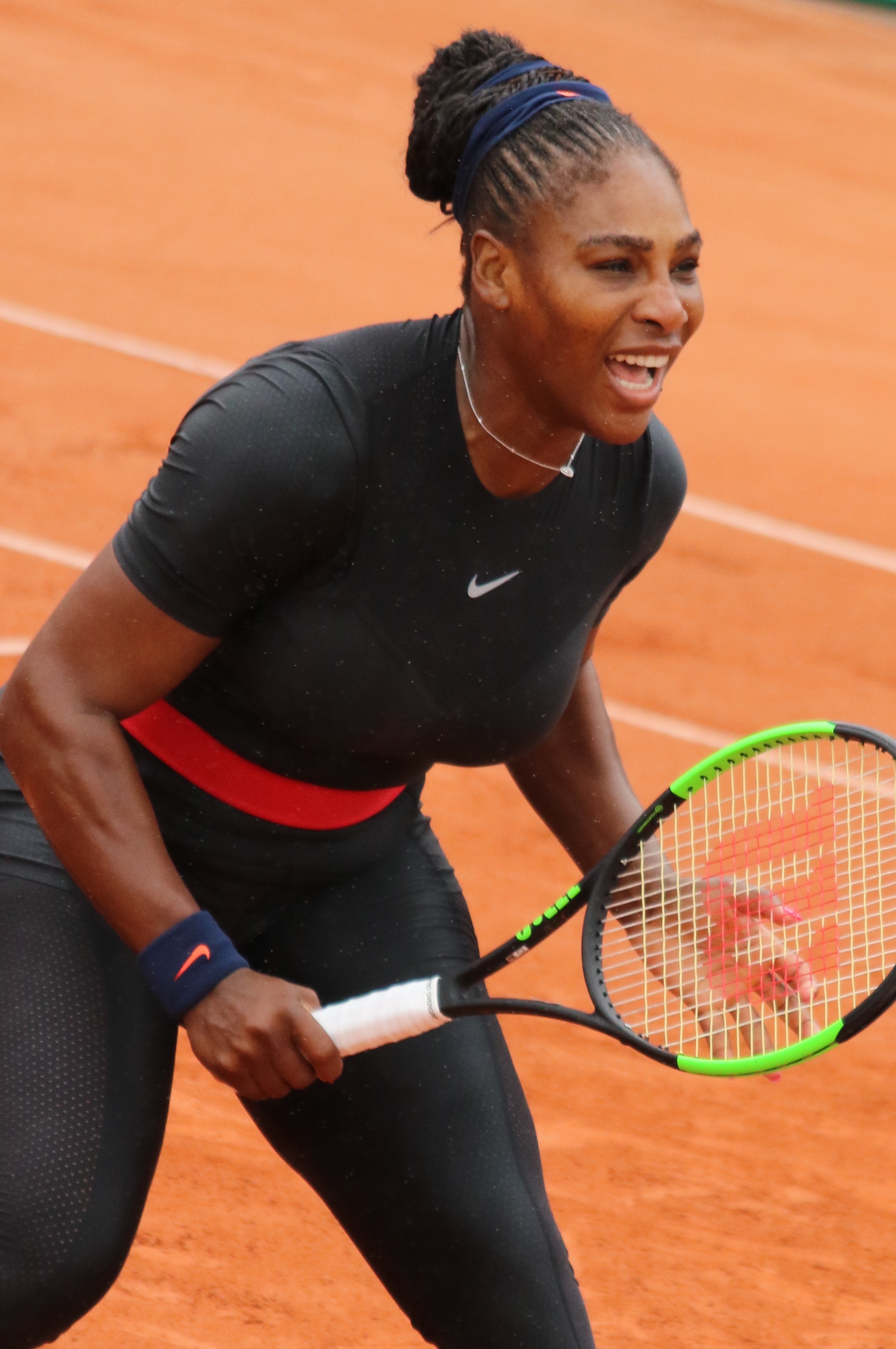 Serena Williams在2018年法國網球公開賽場上的照片