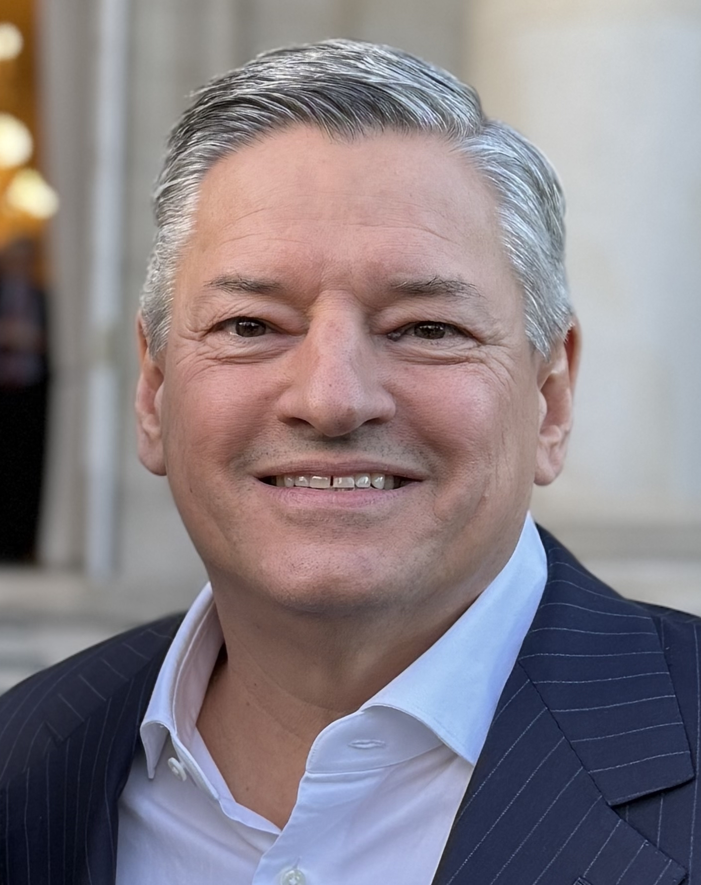 Ted Sarandos在2024年英国驻美使馆授勋仪式上的肖像