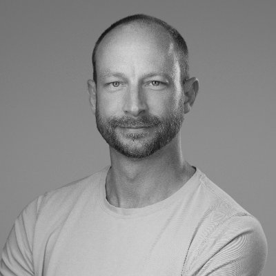 Willem Avé 本人照片