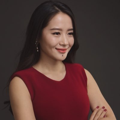 何一身穿红色无袖连衣裙、双臂交叉的官方人物肖像